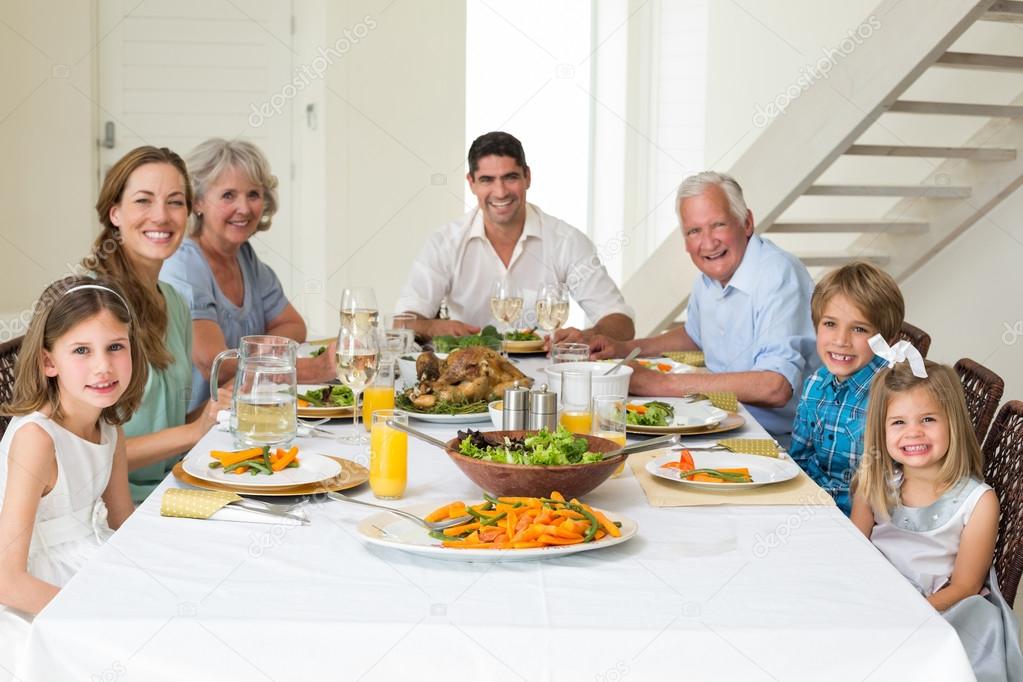 Aile yemeği, birlikte yemek masada olması | Stok fotoğrafçılık  ©Wavebreakmedia | Telifsiz resim #42934257