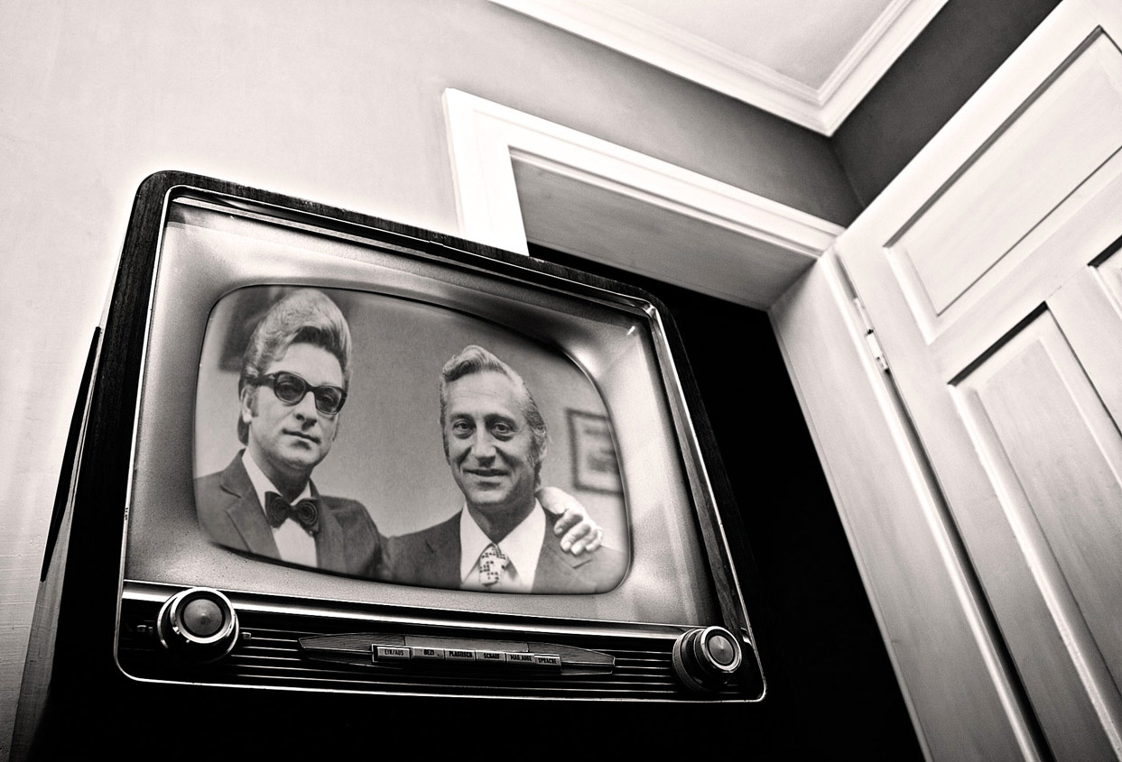 Siyah beyaz renkli büyü televizyon icadı TRT ilk yılları ilk reklamlar eski televizyonlar Türkiyedeki ilk kanallar Televizyon tarihi Zeki Müren'de bizi görecek mi Türk Televizyon Tarhi