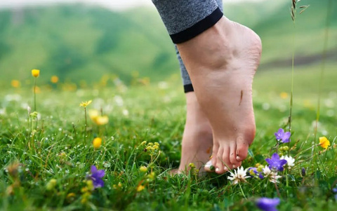 Hemen ayakkabıları çıkarıp çıplak ayakla çimlere basın! İnanılmaz faydaları  var - Sağlık Haberleri